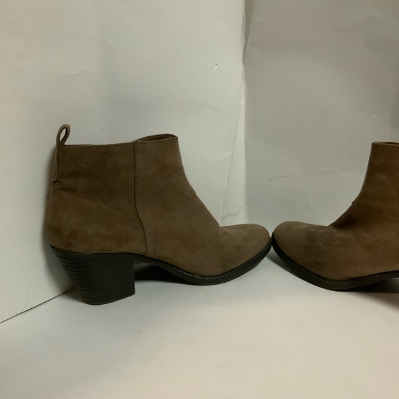 Boots - Picture 4 of 8